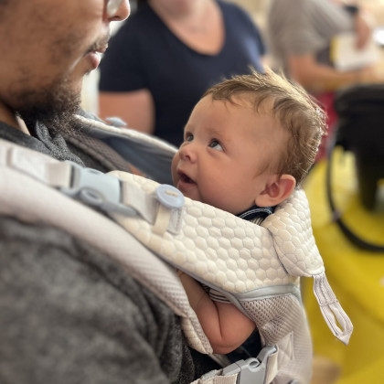 kidlookingupcarrier