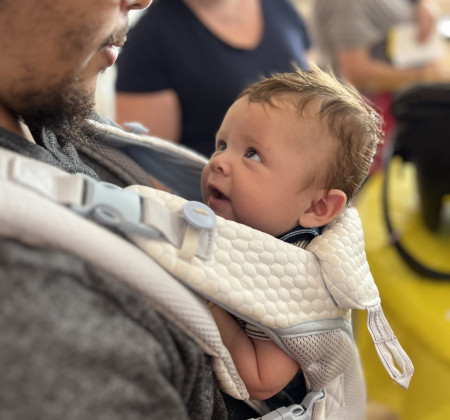kidlookingupcarrier